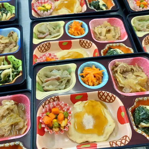 おはようございます☀ ライフデリ大阪平野・東住吉店です。 本日の昼食メニューは鶏の天ぷらです🐔 今日から三連休。お出かけの方も多いのではないでしょうか。 気を付けて行ってらっしゃい🌸 #ライフデリ #高齢者向けサービス #宅配弁当 #ラ...