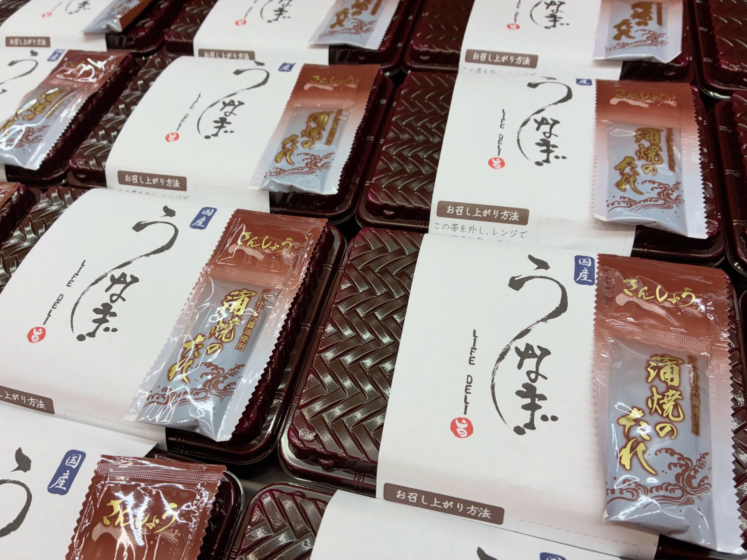 【土用丑の日🌺 国産うなぎ丼】 梅雨も明け、今週は40℃近い猛暑が続いています☀️ 今年も「夏の土用丑の日 うなぎ丼」をお届けしました🍱 安心の国産うなぎは身が柔らかい☺️ 昨年以上に多くのお客様からご注文をいただき、早速「柔らかくて美...