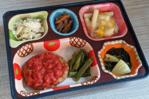 ハンバーグのバジルトマトソース